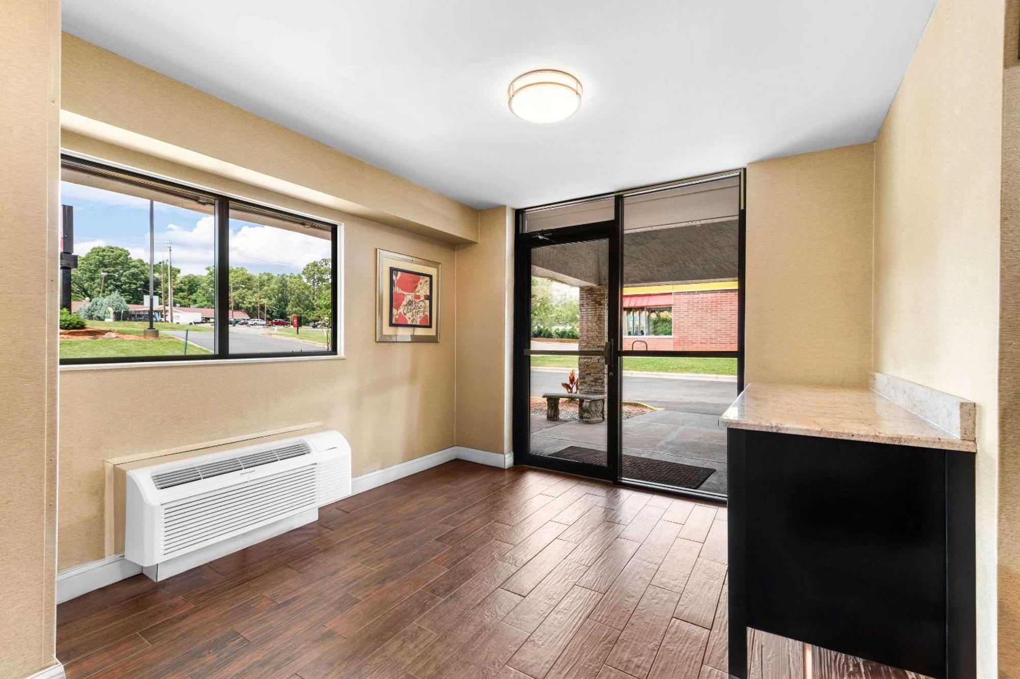 Econo Lodge Charlotte Airport Exterior photo